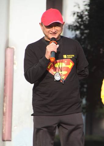 裁判長(zhǎng)宣布比賽開(kāi)始